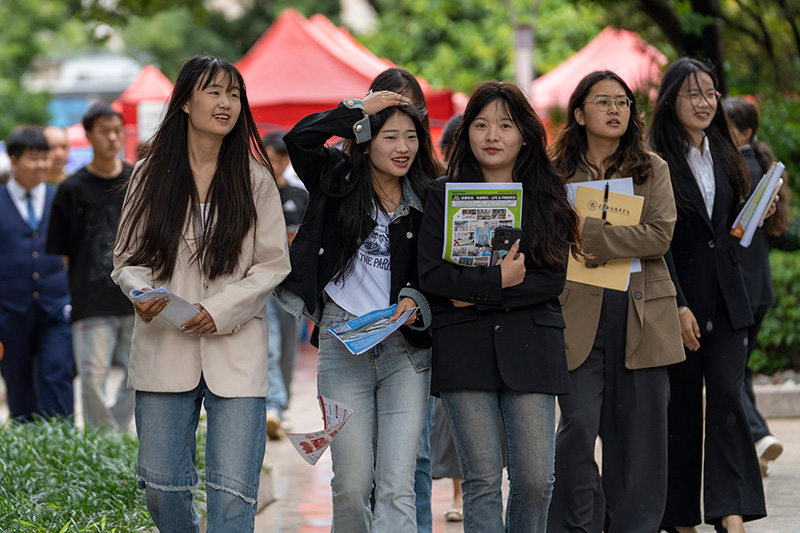 学生赶赴招聘会现场。太阳成集团tyc9728供图